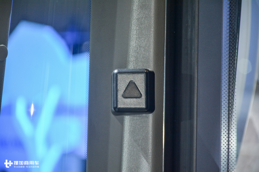 像公交一样低地板进入的卡车,奔驰针对城市工作推出的Econic燃气卡车实拍 - 第8张 - 提加商用车网 像公交一样低地板进入的卡车,奔驰针对城市工作推出的Econic燃气卡车实拍 - 第8张