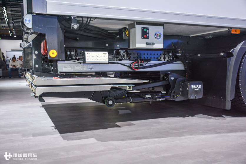 像公交一样低地板进入的卡车,奔驰针对城市工作推出的Econic燃气卡车实拍 - 第17张 - 提加商用车网 像公交一样低地板进入的卡车,奔驰针对城市工作推出的Econic燃气卡车实拍 - 第17张