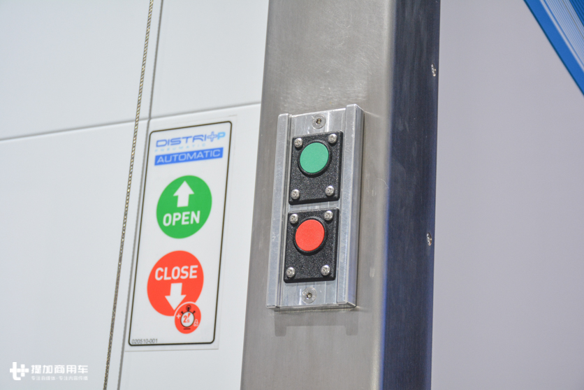 像公交一样低地板进入的卡车,奔驰针对城市工作推出的Econic燃气卡车实拍 - 第16张 - 提加商用车网 像公交一样低地板进入的卡车,奔驰针对城市工作推出的Econic燃气卡车实拍 - 第16张