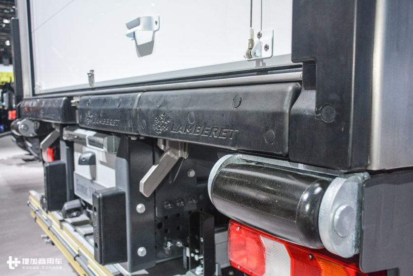 像公交一样低地板进入的卡车,奔驰针对城市工作推出的Econic燃气卡车实拍 - 第15张 - 提加商用车网 像公交一样低地板进入的卡车,奔驰针对城市工作推出的Econic燃气卡车实拍 - 第15张