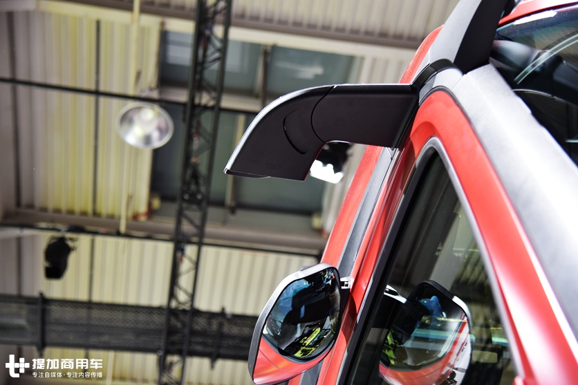 后视镜、中控换成显示屏,好用么?奔驰新款actros卡车实拍 - 第5张 - 提加商用车网 后视镜、中控换成显示屏,好用么?奔驰新款actros卡车实拍 - 第5张