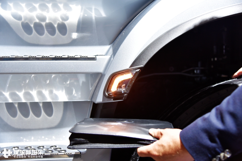 后视镜、中控换成显示屏,好用么?奔驰新款actros卡车实拍 - 第8张 - 提加商用车网 后视镜、中控换成显示屏,好用么?奔驰新款actros卡车实拍 - 第8张