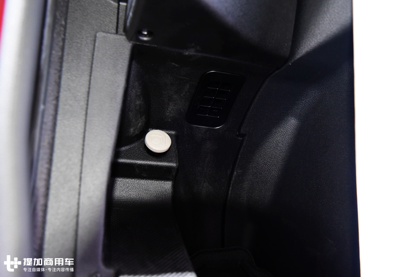 后视镜、中控换成显示屏,好用么?奔驰新款actros卡车实拍 - 第15张 - 提加商用车网 后视镜、中控换成显示屏,好用么?奔驰新款actros卡车实拍 - 第15张