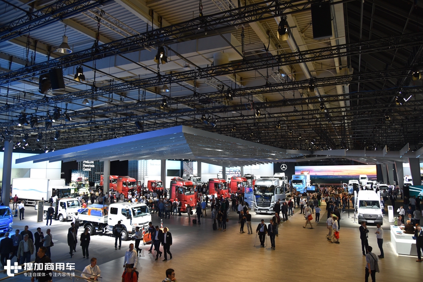 一键启动+越野轮胎，奔驰针对非洲地区推出的国三排放卡车实拍 - 第1张