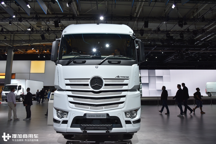 一键启动+越野轮胎，奔驰针对非洲地区推出的国三排放卡车实拍 - 第2张