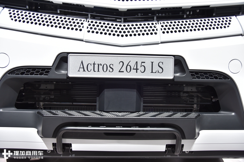 一键启动+越野轮胎，奔驰针对非洲地区推出的国三排放卡车实拍 - 第4张