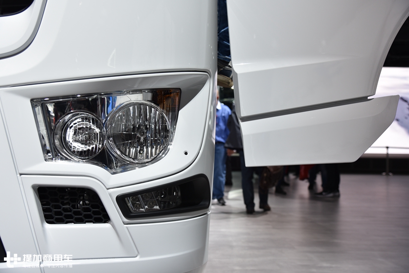 一键启动+越野轮胎，奔驰针对非洲地区推出的国三排放卡车实拍 - 第5张