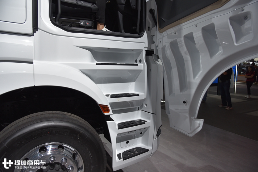 一键启动+越野轮胎，奔驰针对非洲地区推出的国三排放卡车实拍 - 第6张