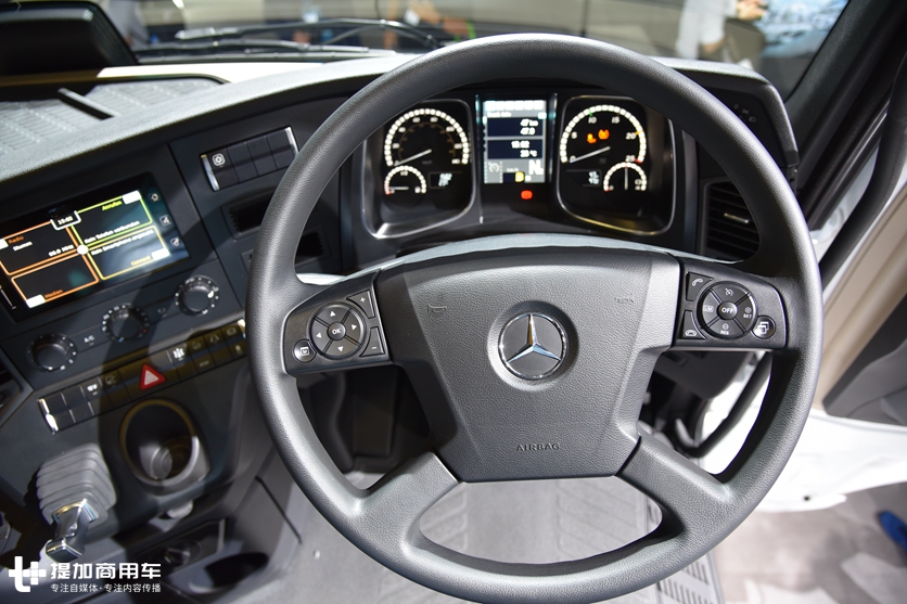 一键启动+越野轮胎，奔驰针对非洲地区推出的国三排放卡车实拍 - 第7张