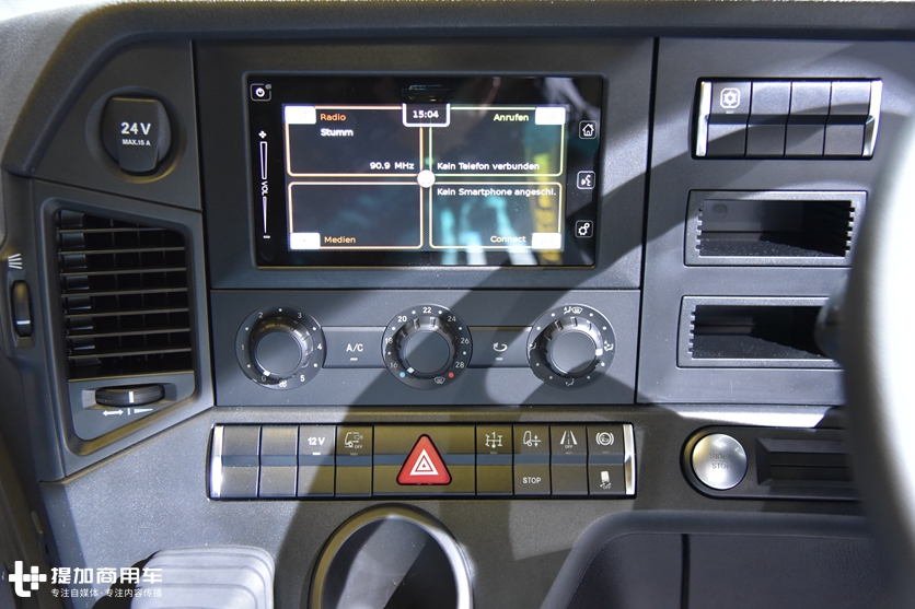 一键启动+越野轮胎，奔驰针对非洲地区推出的国三排放卡车实拍 - 第8张