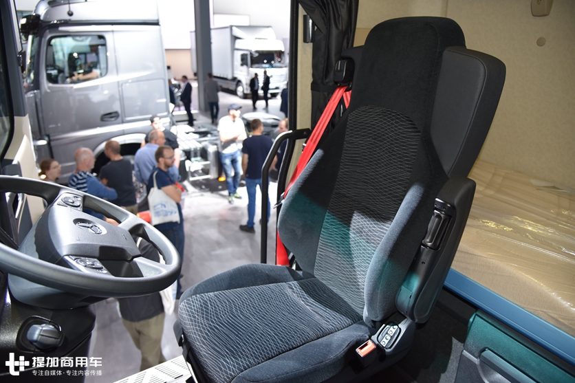 一键启动+越野轮胎，奔驰针对非洲地区推出的国三排放卡车实拍 - 第9张