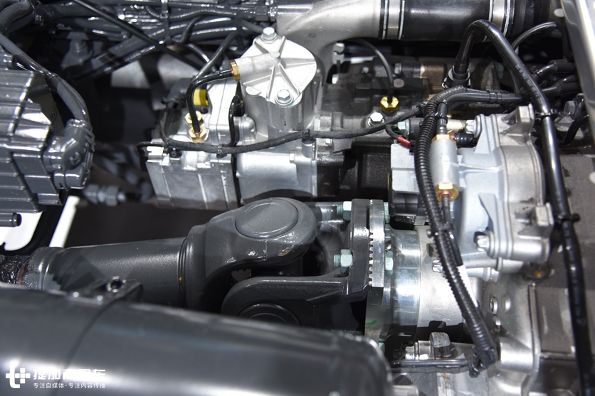 一键启动+越野轮胎，奔驰针对非洲地区推出的国三排放卡车实拍 - 第12张