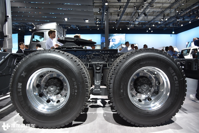 一键启动+越野轮胎，奔驰针对非洲地区推出的国三排放卡车实拍 - 第13张