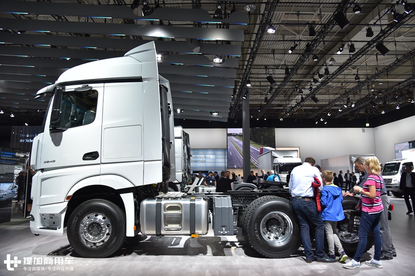 一键启动+越野轮胎，奔驰针对非洲地区推出的国三排放卡车实拍 - 第15张