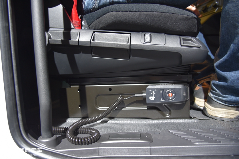 一键启动+越野轮胎，奔驰针对非洲地区推出的国三排放卡车实拍 - 第10张