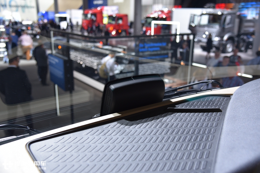 一键启动+越野轮胎，奔驰针对非洲地区推出的国三排放卡车实拍 - 第16张