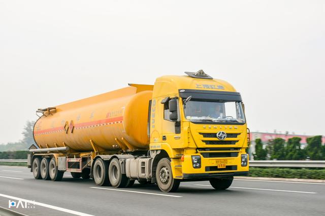 卡友注意了，今后轮胎花纹不一致都可能被罚款，卡车新规又来了！