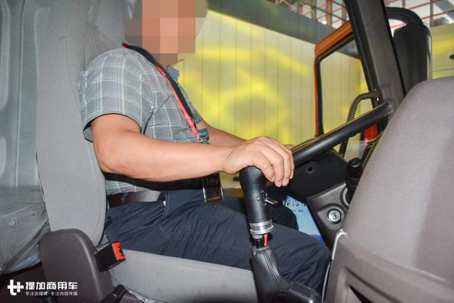 潍柴发动机+千升大油箱，柳汽乘龙这款6X4牵引车售价还不到30万？