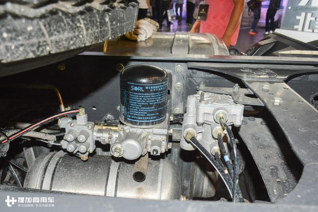 潍柴发动机+千升大油箱，柳汽乘龙这款6X4牵引车售价还不到30万？