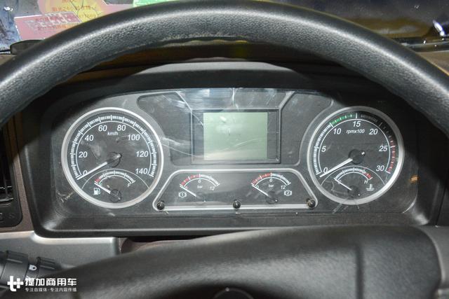 潍柴发动机+千升大油箱，柳汽乘龙这款6X4牵引车售价还不到30万？