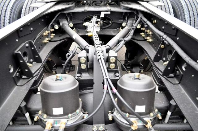 550马力的陕汽重卡怪兽，德龙X3000黄金之星牵引车亮点解读 - 第9张