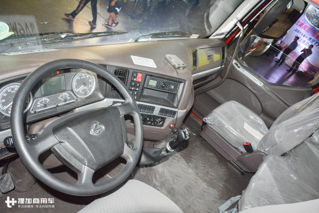 潍柴发动机+千升大油箱，柳汽乘龙这款6X4牵引车售价还不到30万？