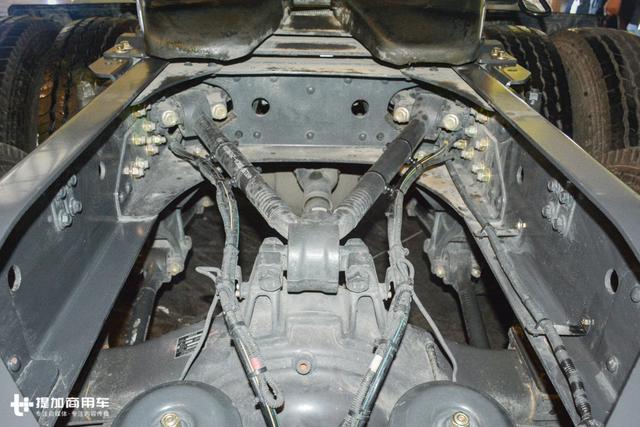 潍柴发动机+千升大油箱，柳汽乘龙这款6X4牵引车售价还不到30万？