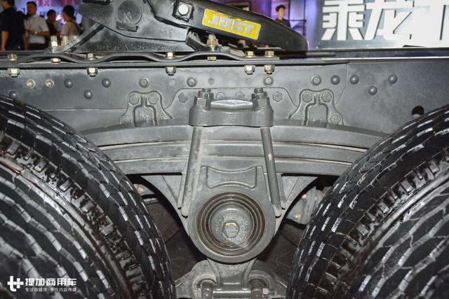 潍柴发动机+千升大油箱，柳汽乘龙这款6X4牵引车售价还不到30万？