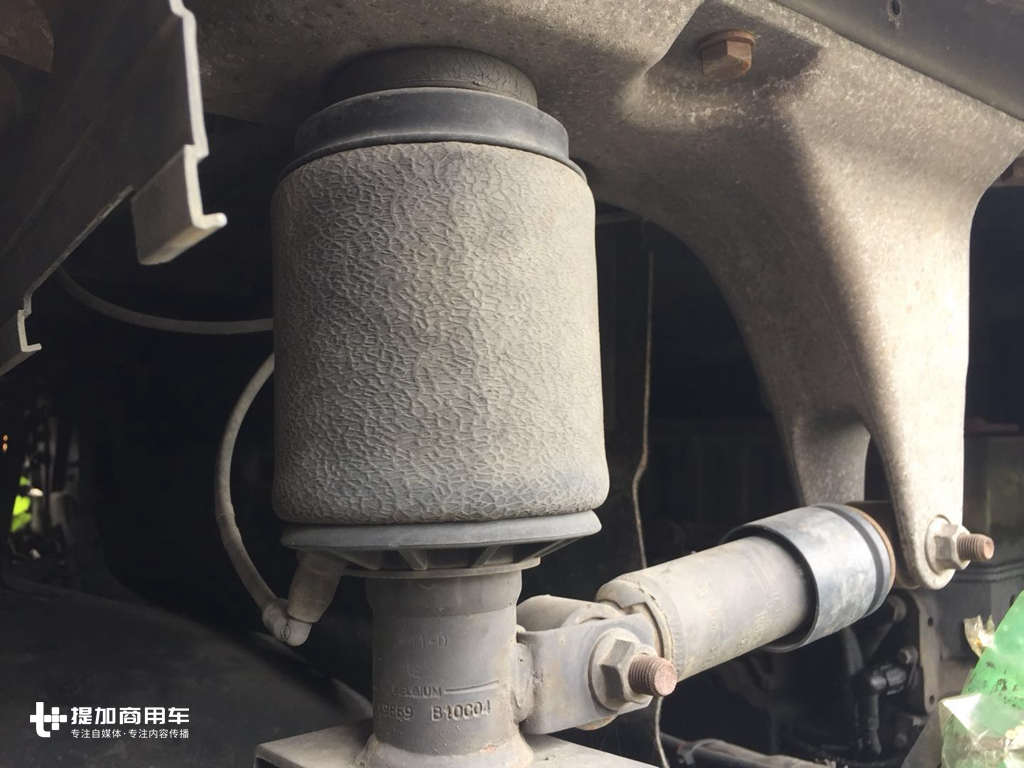静待报废的雷诺马格农卡车实拍，车况良好，据说是国内最后一辆 - 第11张