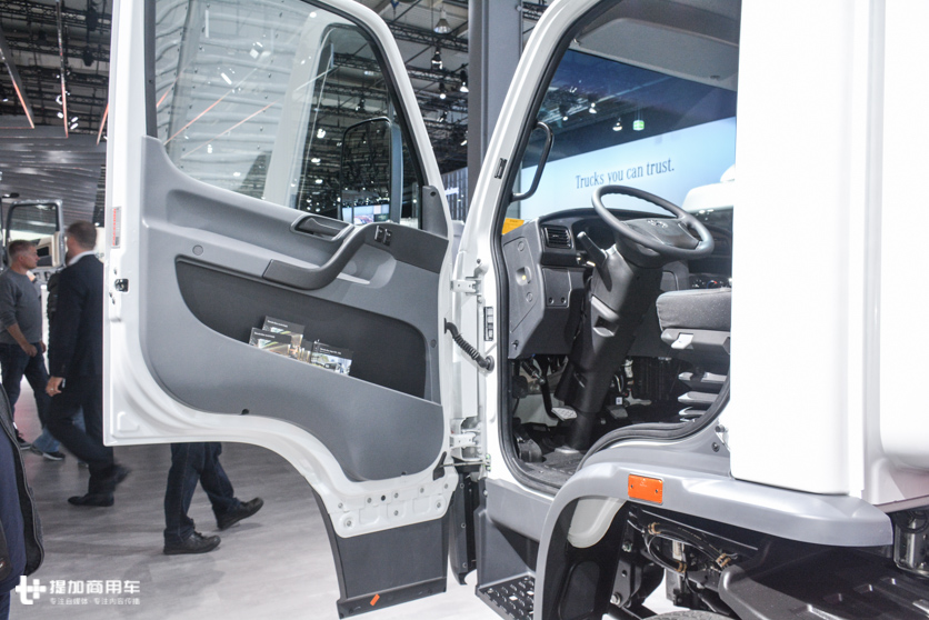 主驾有4个踏板，外观怪异，带您见识奔驰在巴西推出的Accelo中卡 - 第9张