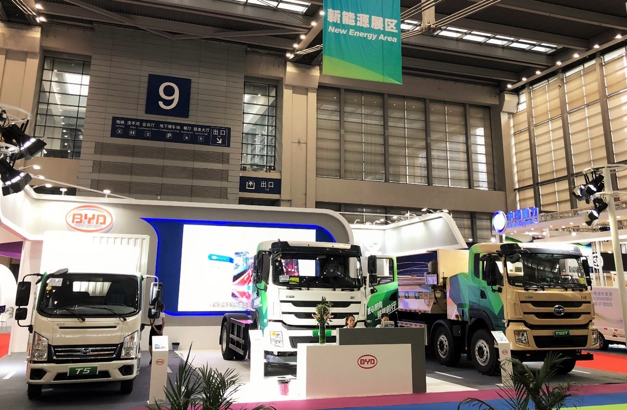T10ZT电动渣土车和Q1电动牵引车领衔，比亚迪商用车亮相深圳物博会 - 第1张