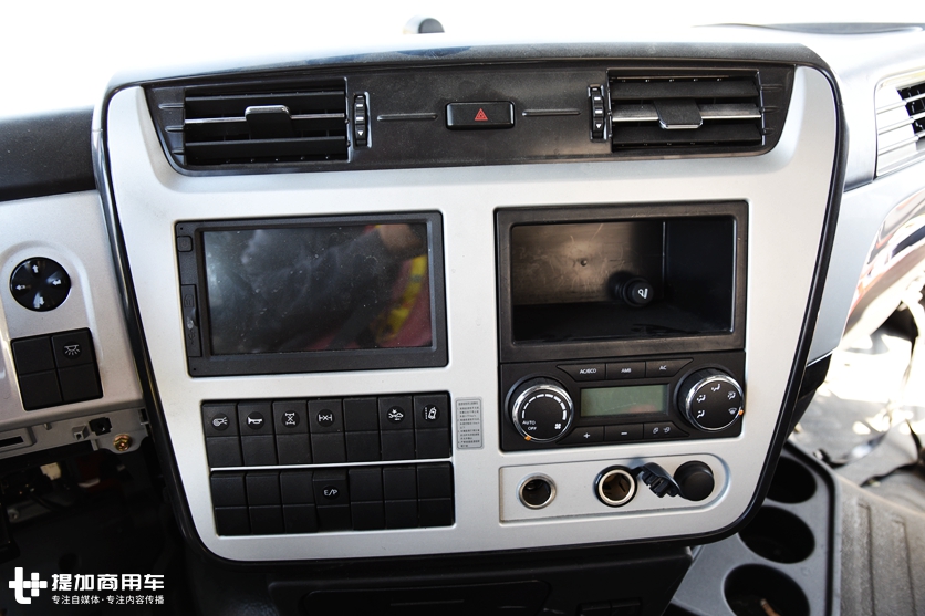 平地板大卧铺,全新仪表台,正在测试的换代东风天龙重卡提前看 - 第20张 - 提加商用车网 平地板大卧铺,全新仪表台,正在测试的换代东风天龙重卡提前看 - 第20张
