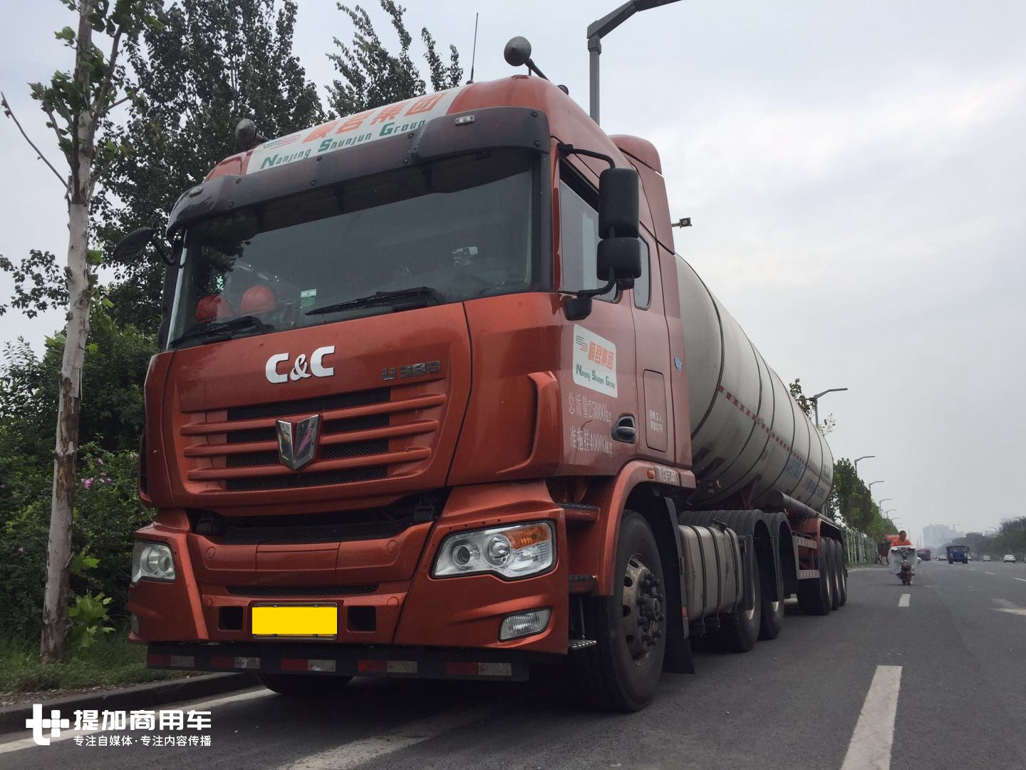 路边偶遇联合U380卡车，大单胎+空气悬架，轻量化做的真到位 - 第1张