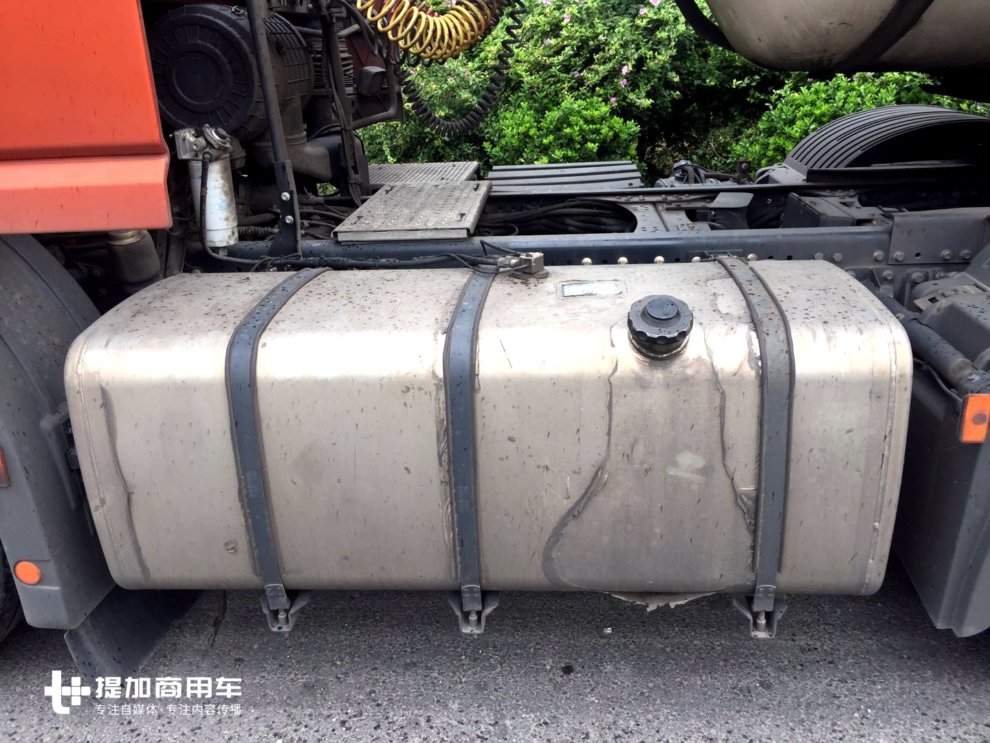 路边偶遇联合U380卡车，大单胎+空气悬架，轻量化做的真到位 - 第4张