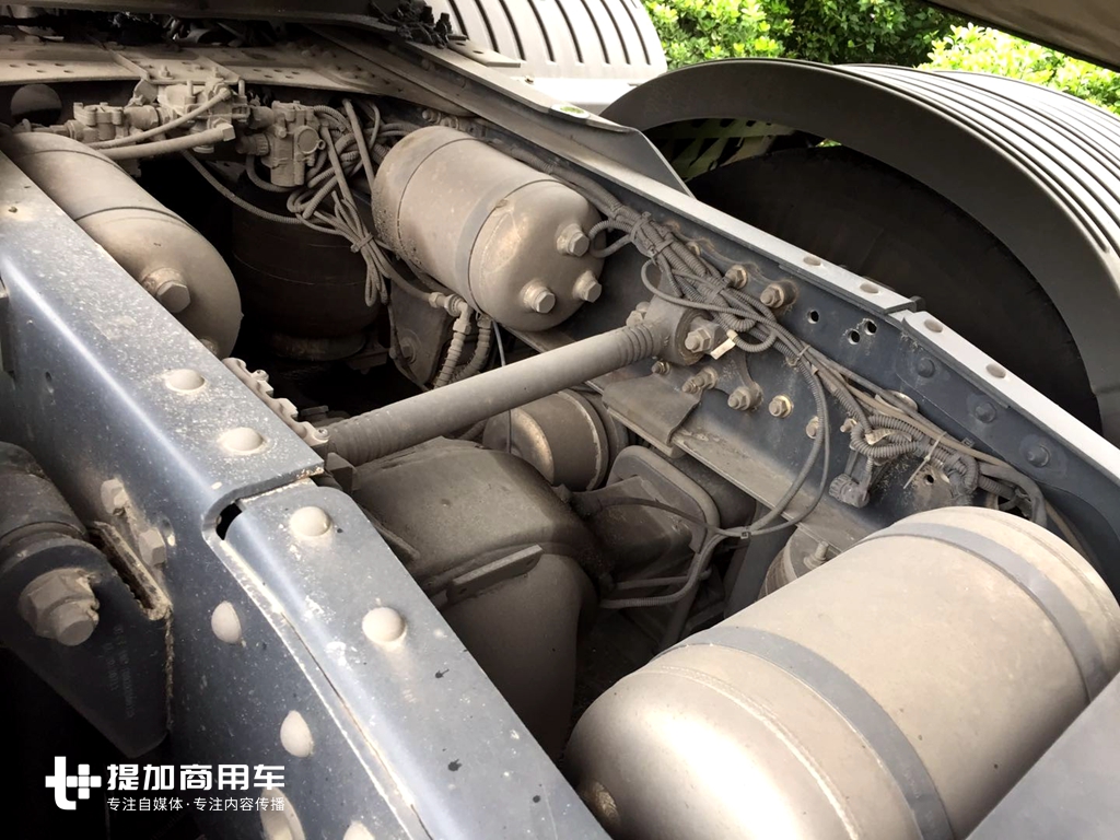 路边偶遇联合U380卡车，大单胎+空气悬架，轻量化做的真到位 - 第5张