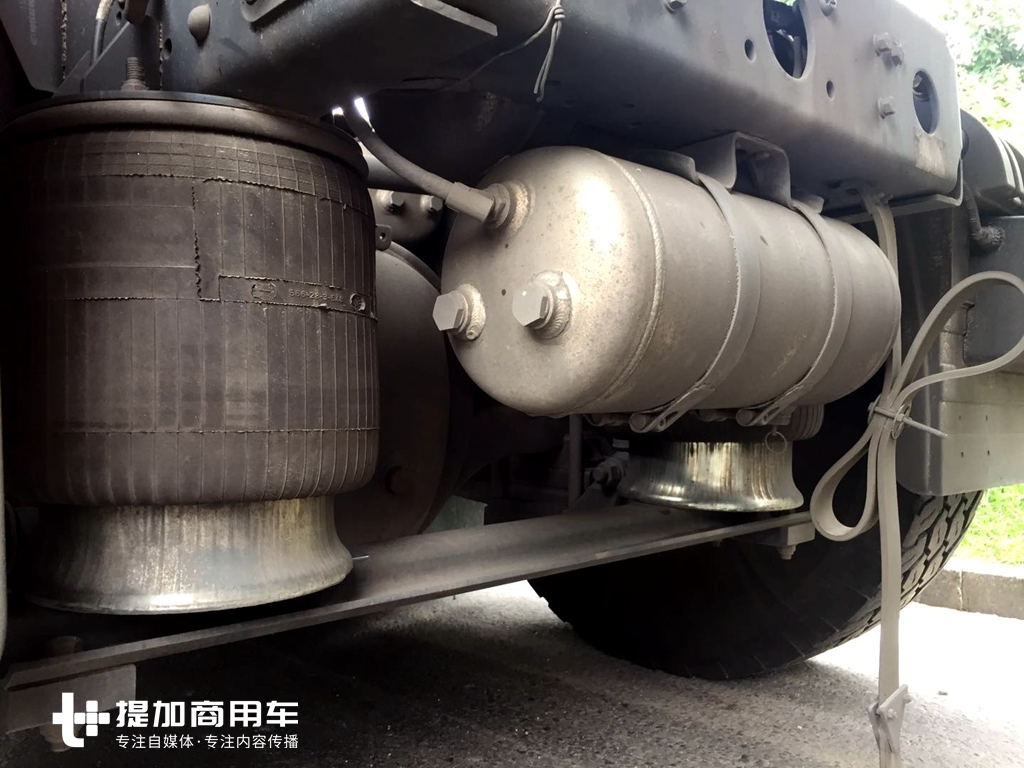 路边偶遇联合U380卡车，大单胎+空气悬架，轻量化做的真到位 - 第6张