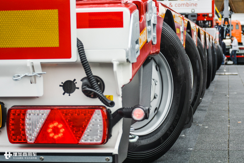 侧帘车自重不到6吨,标配空气悬架和单胎,欧洲与国内挂车区别太大 - 第1张 - 提加商用车网 侧帘车自重不到6吨,标配空气悬架和单胎,欧洲与国内挂车区别太大 - 第1张