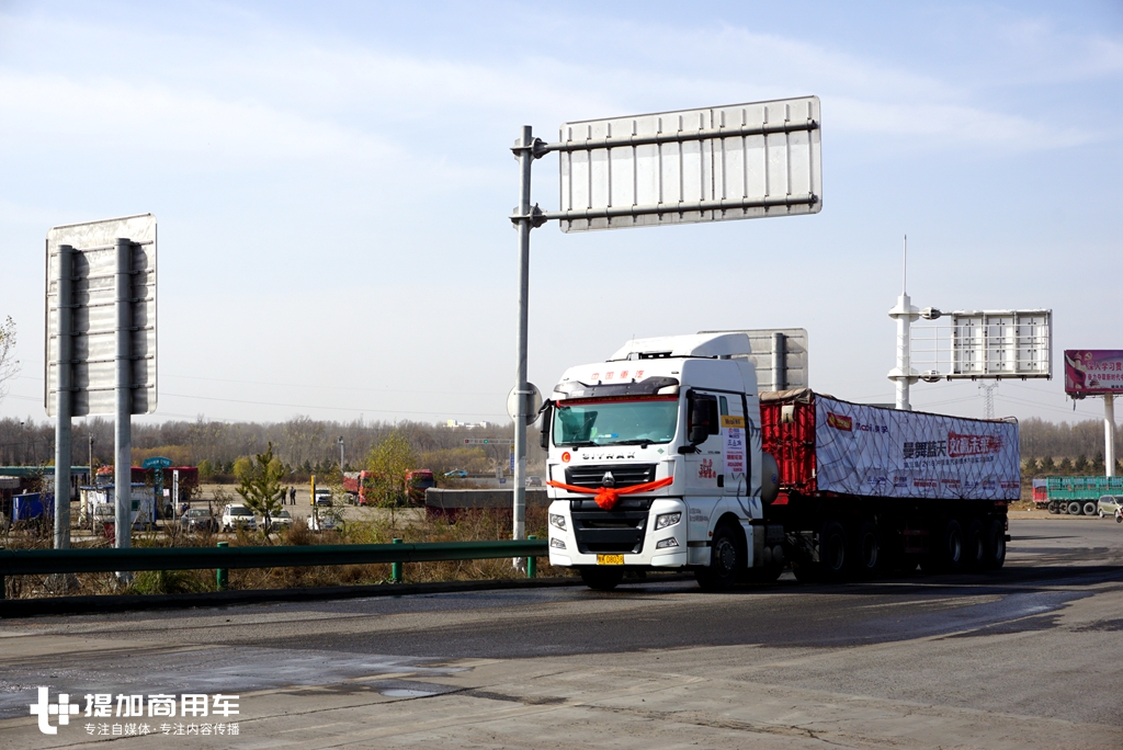 拉煤也开始流行高端重卡了？天然气动力的汕德卡煤炭运输牵引车实拍 - 第1张