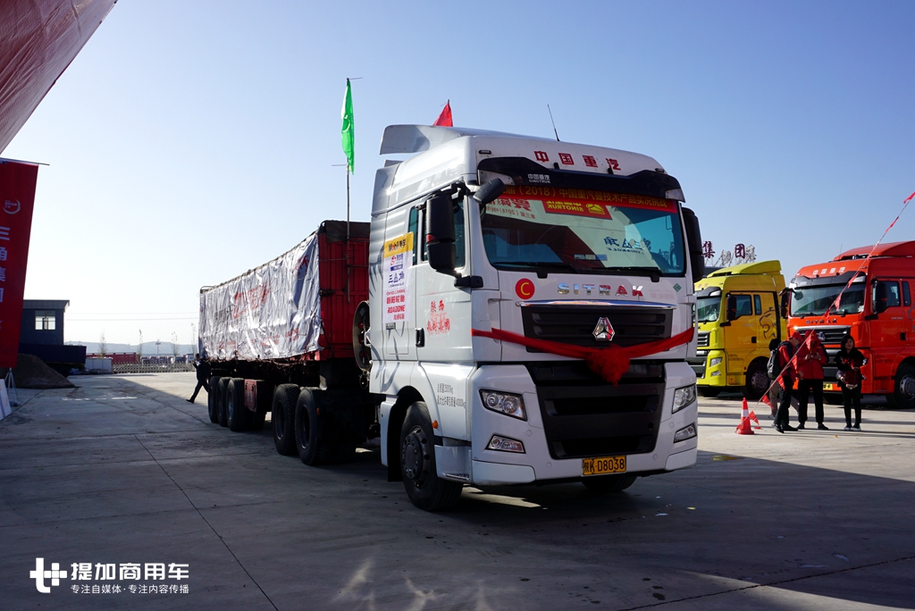 拉煤也开始流行高端重卡了？天然气动力的汕德卡煤炭运输牵引车实拍 - 第2张