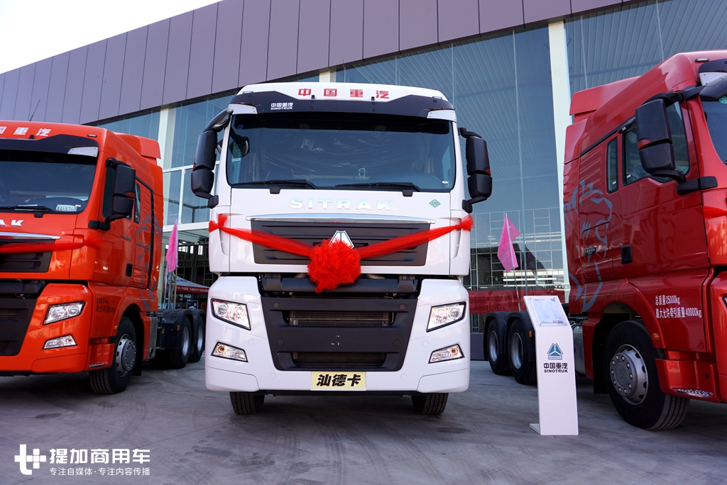 拉煤也开始流行高端重卡了？天然气动力的汕德卡煤炭运输牵引车实拍 - 第3张