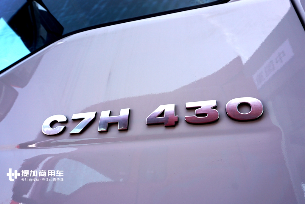 拉煤也开始流行高端重卡了？天然气动力的汕德卡煤炭运输牵引车实拍 - 第4张