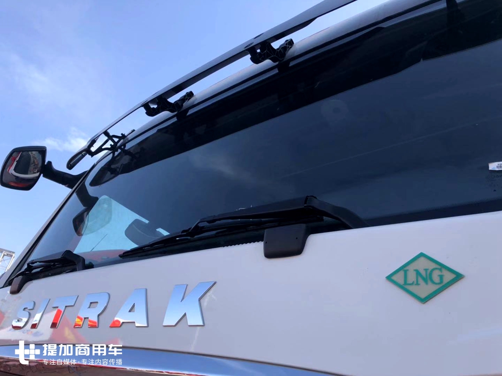 拉煤也开始流行高端重卡了？天然气动力的汕德卡煤炭运输牵引车实拍 - 第5张