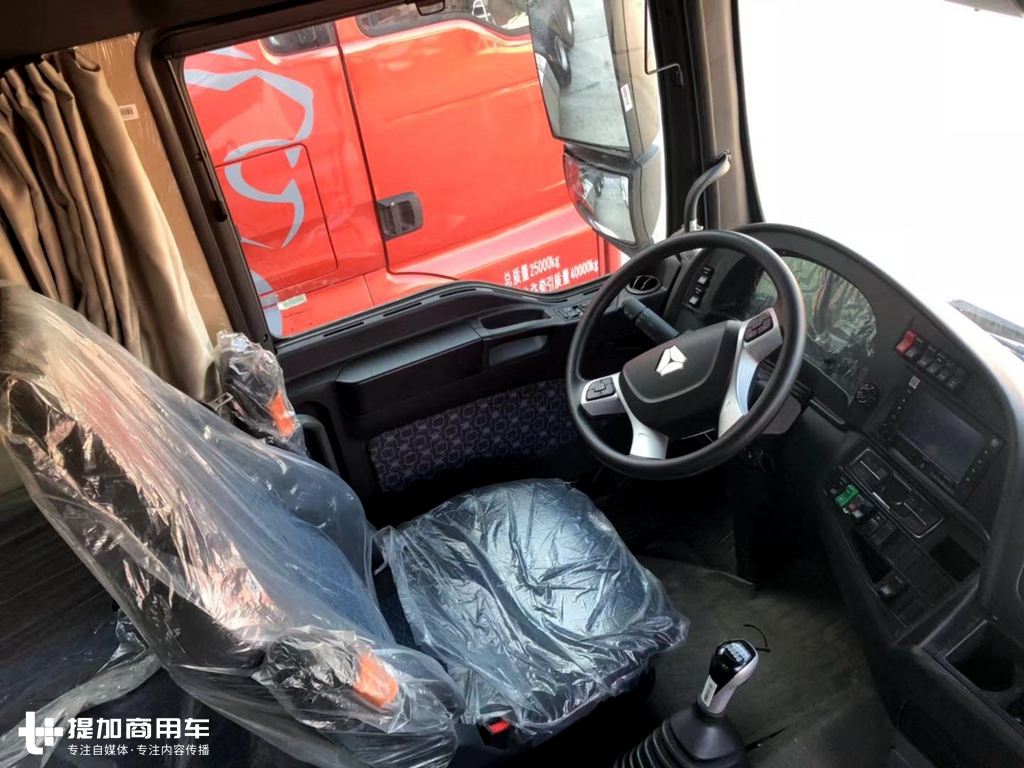 拉煤也开始流行高端重卡了？天然气动力的汕德卡煤炭运输牵引车实拍 - 第6张