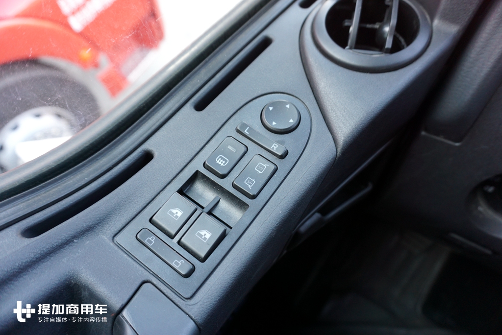 拉煤也开始流行高端重卡了？天然气动力的汕德卡煤炭运输牵引车实拍 - 第8张