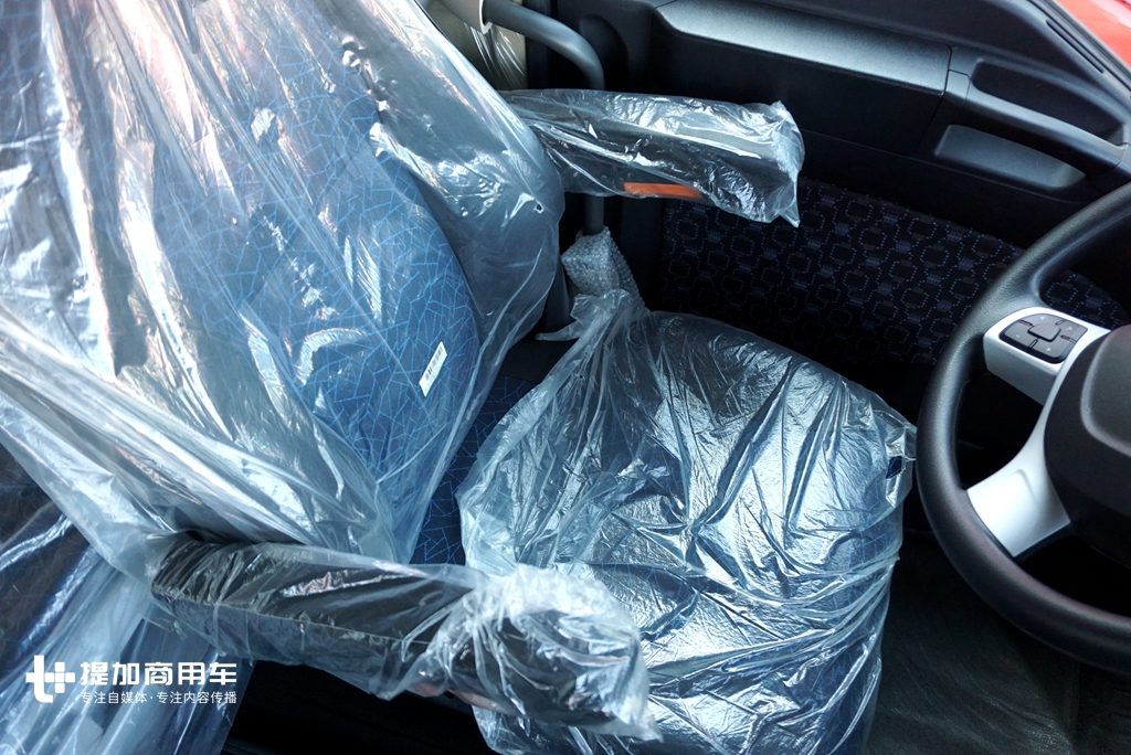 拉煤也开始流行高端重卡了？天然气动力的汕德卡煤炭运输牵引车实拍 - 第9张