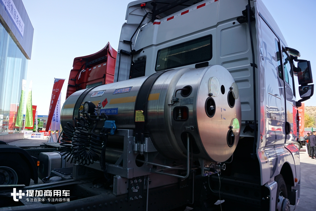 拉煤也开始流行高端重卡了？天然气动力的汕德卡煤炭运输牵引车实拍 - 第10张