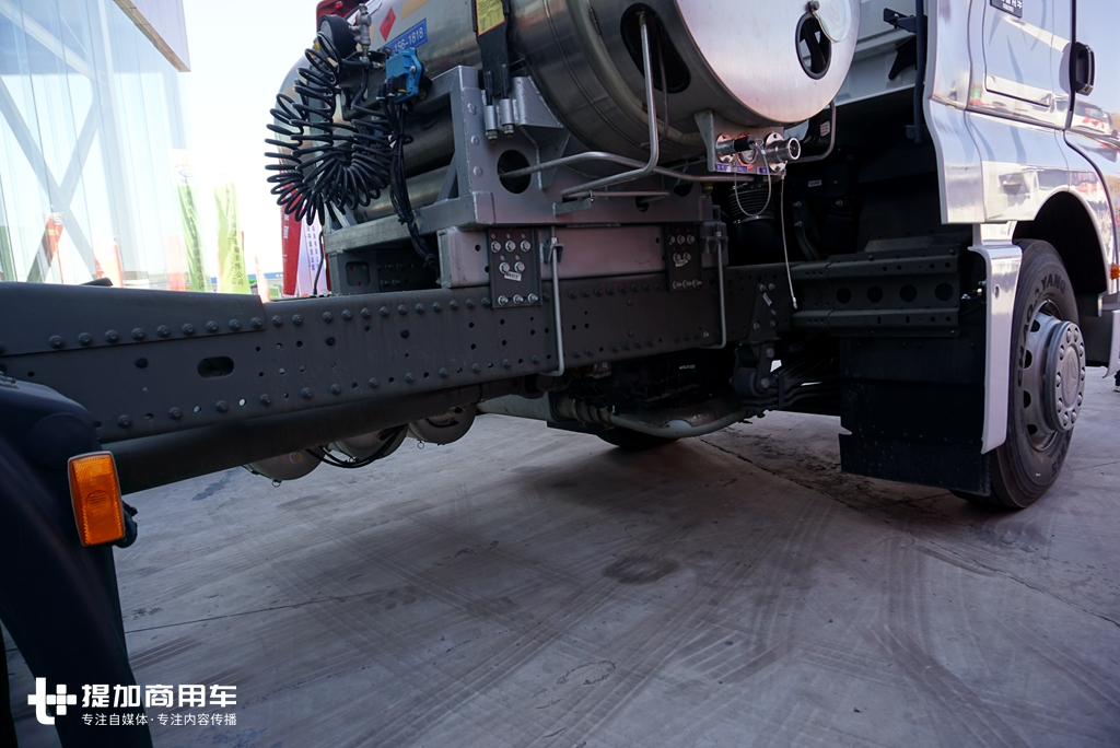 拉煤也开始流行高端重卡了？天然气动力的汕德卡煤炭运输牵引车实拍 - 第11张