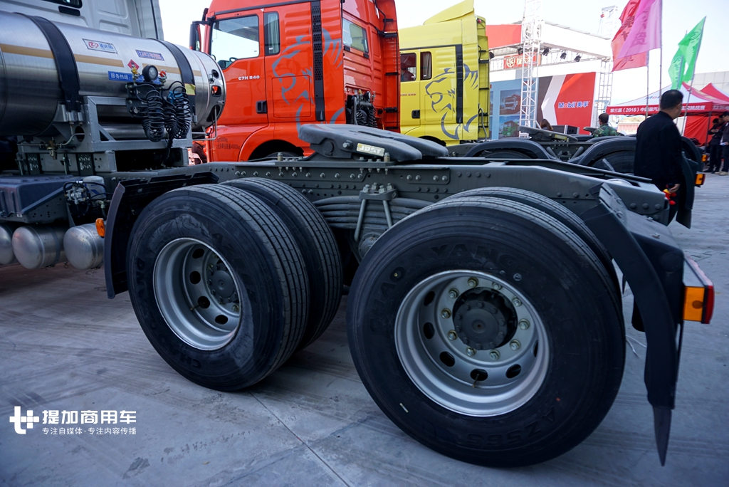 拉煤也开始流行高端重卡了？天然气动力的汕德卡煤炭运输牵引车实拍 - 第13张