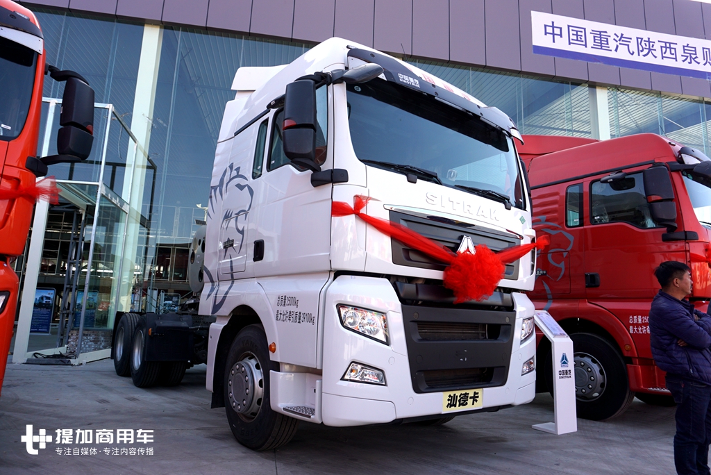 拉煤也开始流行高端重卡了？天然气动力的汕德卡煤炭运输牵引车实拍 - 第15张