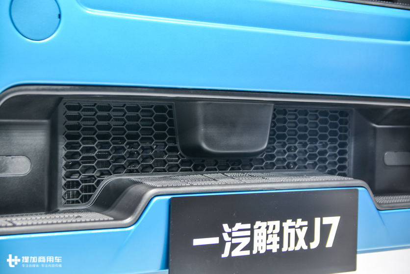 您能想到的配置它都有，原厂磨砂漆面最抢眼，高配版解放J7重卡实拍 - 第4张